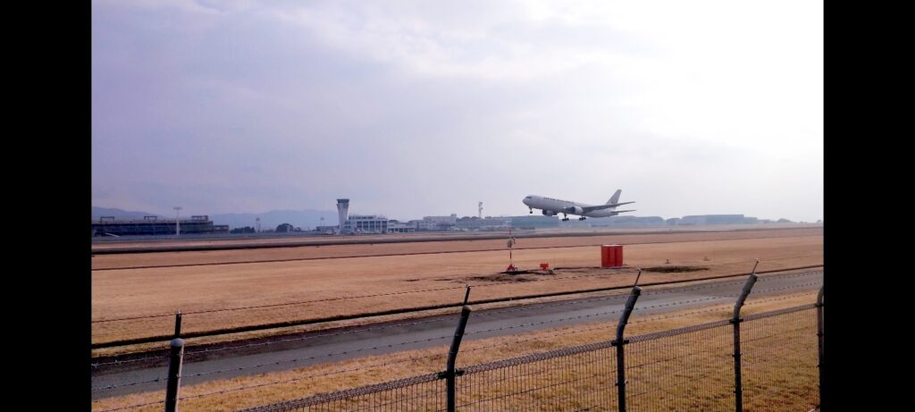 熊本空港飛行機離陸場面