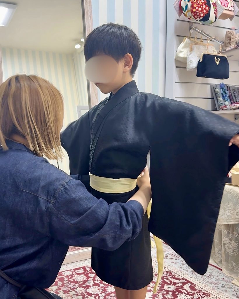 七五三の着付けをしてもらう男の子